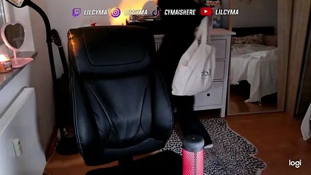 Snapshot of cymaishere chatting on October 28, 2025, 8:55 pm cymaishere online show from October 28, 2025, 8:55 pm