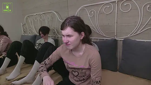 ViviaraNGendy online show from October 11, 2025, 10:47 am