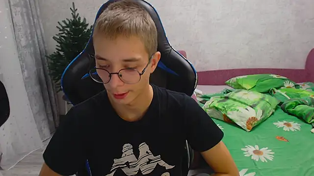 glasses cat online show from December 5, 2025, 7:21 pm