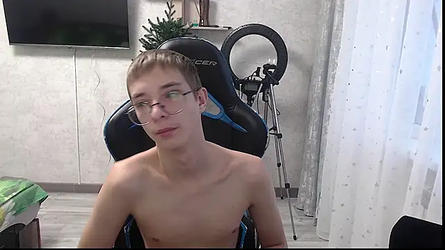 glasses cat online show from January 12, 2026, 6:51 am