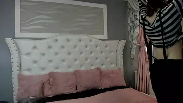 naomi cooper   online show from September 12, 2025, 1:44 pm