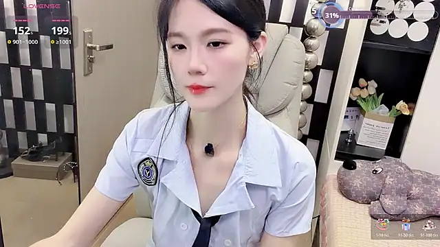 Yueyue-MM online show from May 6, 2026, 2:00 pm