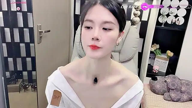 Yueyue-MM online show from June 6, 2026, 12:10 pm