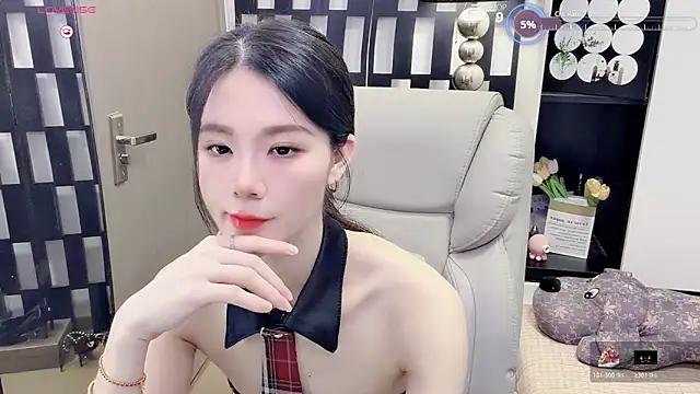Yueyue-MM online show from June 12, 2026, 3:05 am