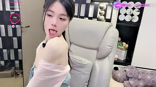 Yueyue-MM online show from June 19, 2026, 2:05 am