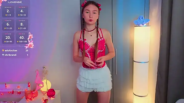 ElfredaTupy online show from October 17, 2025, 6:27 am