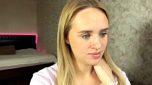 Snapshot of ElisabetLorney chatting on October 13, 2025, 8:36 am ElisabetLorney online show from October 13, 2025, 8:36 am