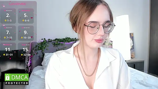 KyotoGlow online show from October 6, 2025, 4:32 am