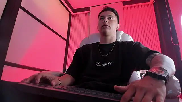 liaamsmiith  online show from March 12, 2026, 12:44 pm