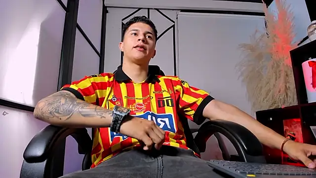 liaamsmiith  online show from March 18, 2026, 1:14 pm