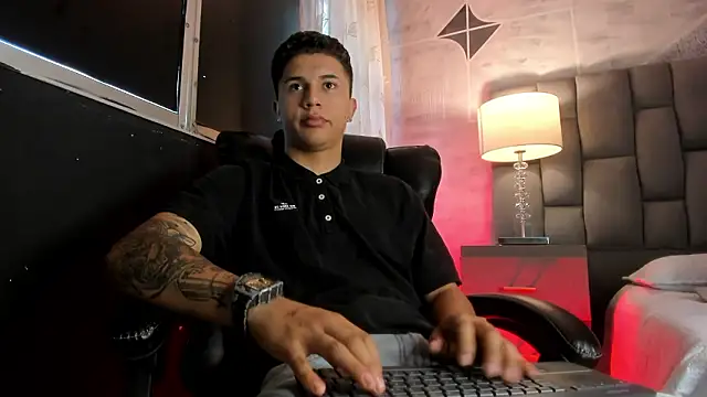 liaamsmiith  online show from March 19, 2026, 12:53 pm