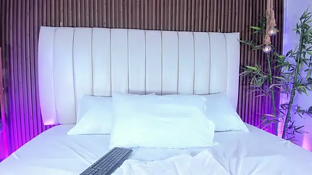 Snapshot of AliHamilton chatting on October 3, 2025, 10:51 pm AliHamilton online show from October 3, 2025, 10:51 pm