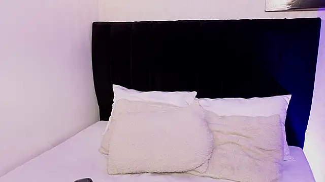 antonellariva  online show from February 5, 2026, 7:51 pm