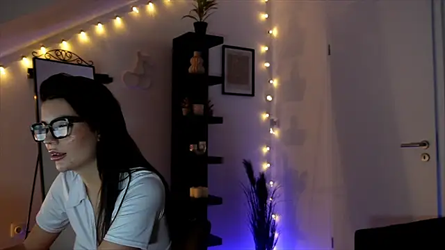 Snapshot of SophieFleur chatting on October 25, 2025, 5:51 pm SophieFleur online show from October 25, 2025, 5:51 pm