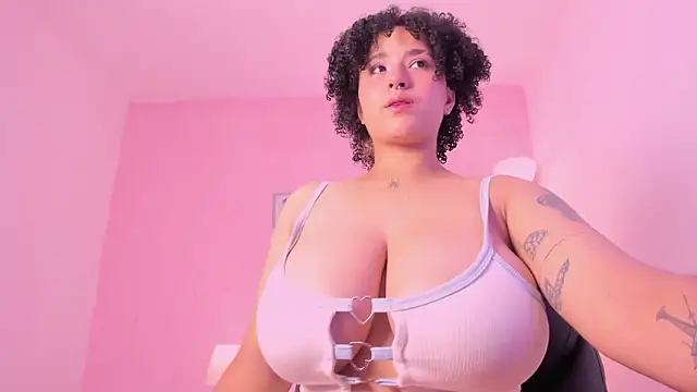 Snapshot of LiaaMoretzz chatting on November 2, 2025, 1:08 am LiaaMoretzz online show from November 2, 2025, 1:08 am