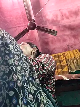 Pooja750 online show from December 18, 2025, 5:02 am