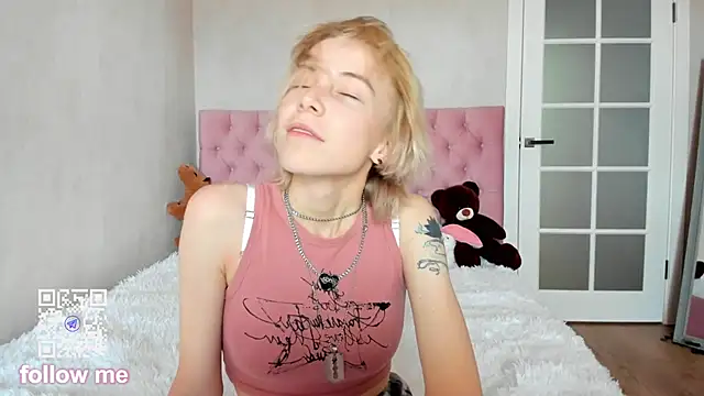 Snapshot of Pink_Lila18 chatting on October 3, 2025, 8:33 am Pink Lila18 online show from October 3, 2025, 8:33 am