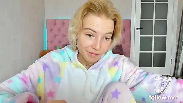 Snapshot of Pink_Lila18 chatting on October 7, 2025, 8:22 am Pink Lila18 online show from October 7, 2025, 8:22 am