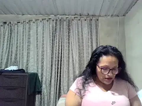 Snapshot of _Cristal chatting on October 26, 2025, 3:45 am Cristal online show from October 26, 2025, 3:45 am