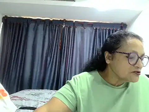 Snapshot of _Cristal chatting on November 13, 2025, 6:18 pm Cristal online show from November 13, 2025, 6:18 pm