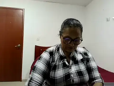 Snapshot of _Cristal chatting on November 24, 2025, 5:18 am Cristal online show from November 24, 2025, 5:18 am