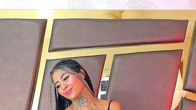 Snapshot of EmilieLake chatting on October 3, 2025, 9:34 pm EmilieLake online show from October 3, 2025, 9:34 pm