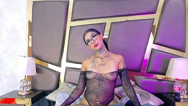 Snapshot of EmilieLake chatting on October 21, 2025, 8:31 pm EmilieLake online show from October 21, 2025, 8:31 pm