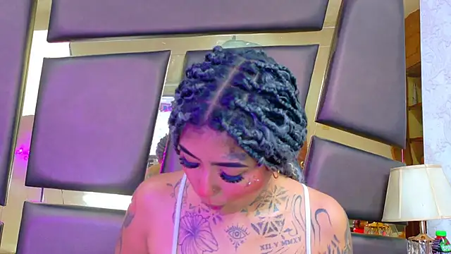 Snapshot of EmilieLake chatting on February 12, 2026, 7:42 pm EmilieLake online show from February 12, 2026, 7:42 pm