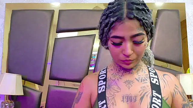 Snapshot of EmilieLake chatting on February 18, 2026, 7:43 pm EmilieLake online show from February 18, 2026, 7:43 pm