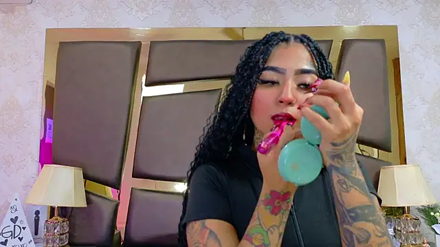 Snapshot of EmilieLake chatting on February 19, 2026, 7:54 pm EmilieLake online show from February 19, 2026, 7:54 pm