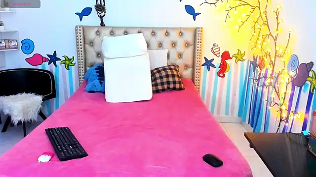 Snapshot of LenaStylesOA chatting on October 30, 2025, 1:01 pm LenaStylesOA online show from October 30, 2025, 1:01 pm