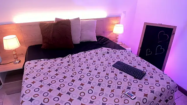 IssisSmith online show from November 2, 2025, 3:42 am