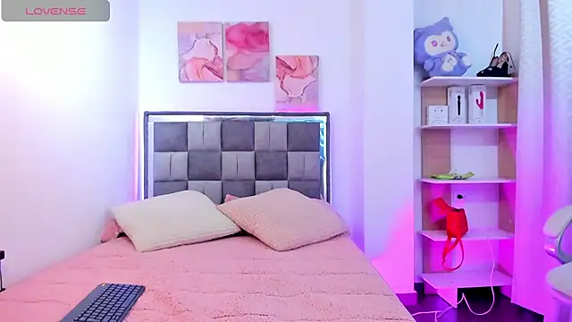 18zoe   online show from September 13, 2025, 9:58 pm