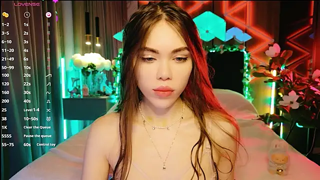 MimiFors online show from October 7, 2025, 3:42 pm