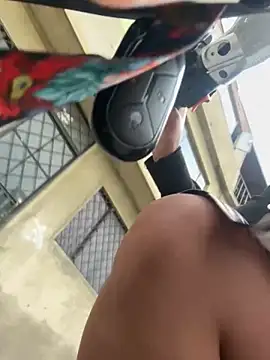 -Mia1 online show from November 4, 2025, 3:22 pm