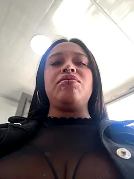 -Mia1 online show from November 11, 2025, 3:01 pm