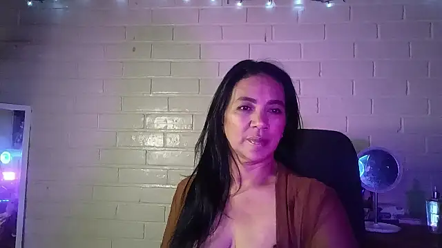 Snapshot of MiiaVelasquez chatting on July 25, 2026, 5:05 am MiiaVelasquez online show from July 25, 2026, 5:05 am
