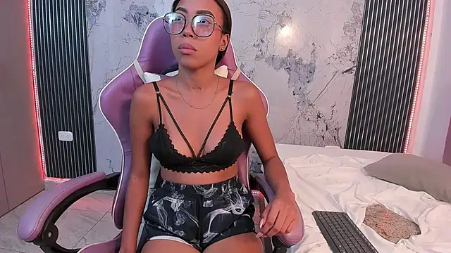 Mia Duarte1 online show from June 14, 2026, 9:39 pm