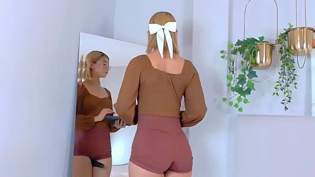 AlixMonroe online show from October 8, 2025, 11:30 am