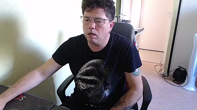 Snapshot of blueandwhite1 chatting on October 7, 2025, 2:25 pm blueandwhite1 online show from October 7, 2025, 2:25 pm