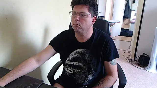 Snapshot of blueandwhite1 chatting on October 9, 2025, 2:48 pm blueandwhite1 online show from October 9, 2025, 2:48 pm