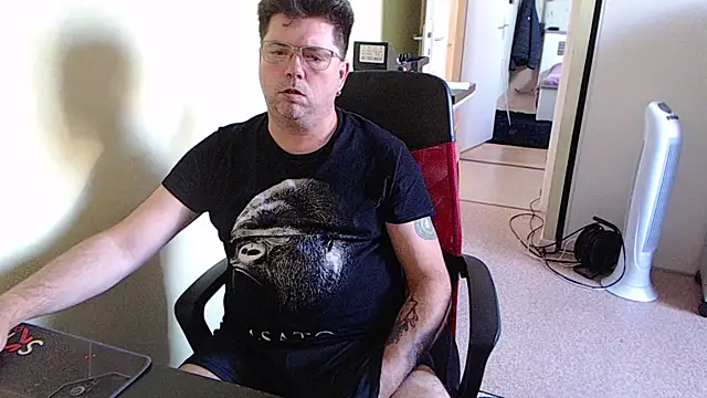 Snapshot of blueandwhite1 chatting on October 16, 2025, 3:13 pm blueandwhite1 online show from October 16, 2025, 3:13 pm