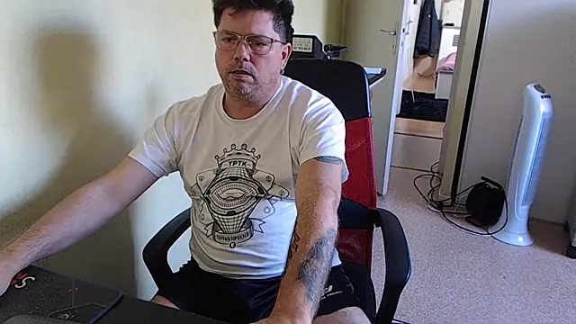 Snapshot of blueandwhite1 chatting on October 18, 2025, 9:21 am blueandwhite1 online show from October 18, 2025, 9:21 am