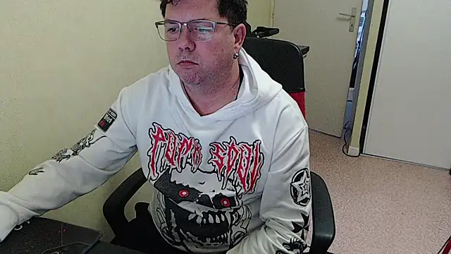 blueandwhite1 online show from November 18, 2025, 3:49 pm