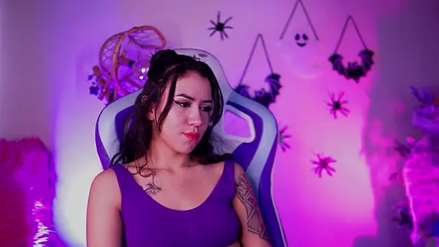 Snapshot of _chloe_moons_ chatting on October 20, 2025, 9:26 pm  chloe moons  online show from October 20, 2025, 9:26 pm