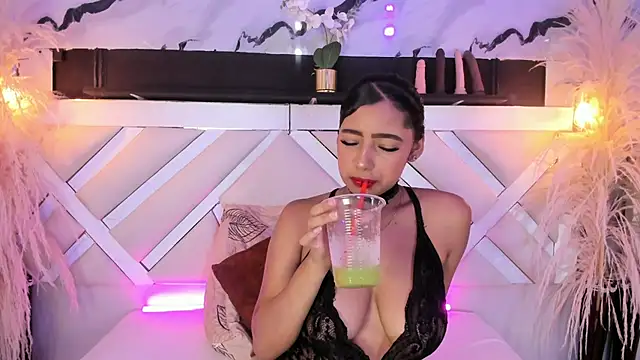 Zoe-Johnson  online show from May 5, 2026, 9:23 pm