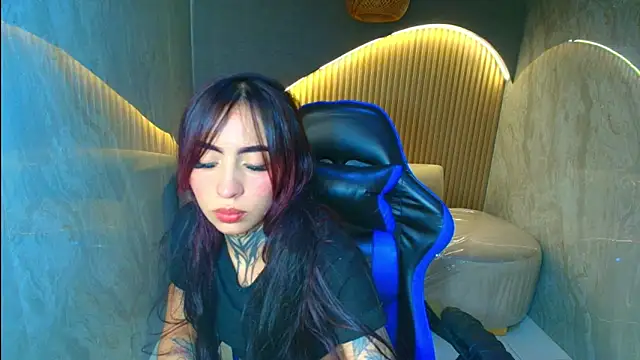 Snapshot of roux_r chatting on February 7, 2026, 9:07 pm roux r online show from February 7, 2026, 9:07 pm