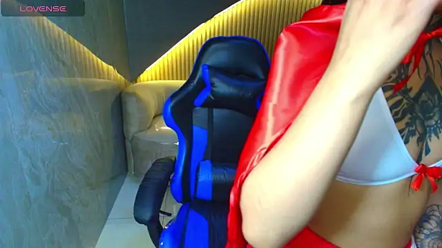 Snapshot of roux_r chatting on February 11, 2026, 8:25 pm roux r online show from February 11, 2026, 8:25 pm