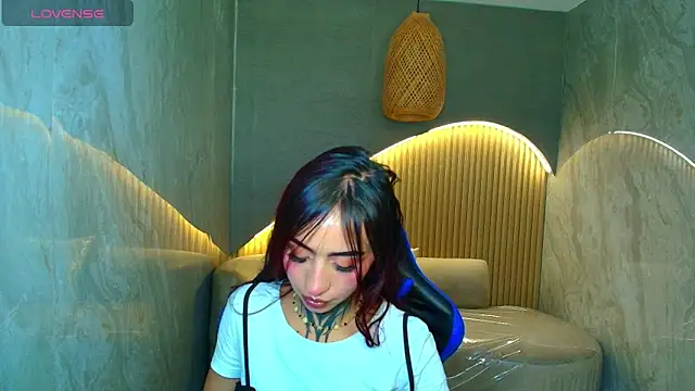 Snapshot of roux_r chatting on February 20, 2026, 7:58 pm roux r online show from February 20, 2026, 7:58 pm