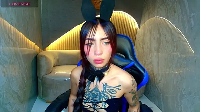 Snapshot of roux_r chatting on February 21, 2026, 8:21 pm roux r online show from February 21, 2026, 8:21 pm